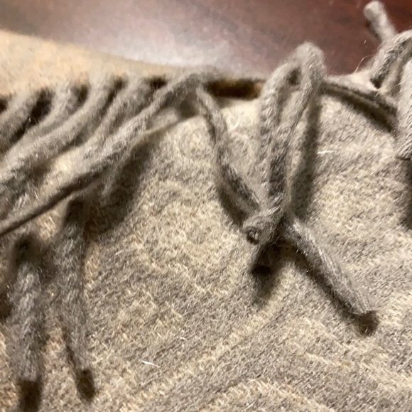 V Fraas 100% cashmere scarf - Picture 3 of 10